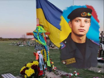 На Волині невідомий зняв прапор з могили Героя і викинув у сміття