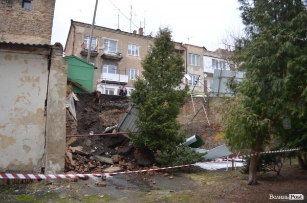 У центрі Луцька обвалилася стіна. ФОТО