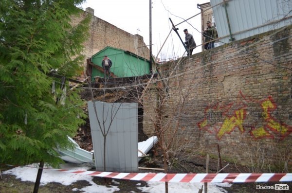 У центрі Луцька обвалилася стіна. ФОТО