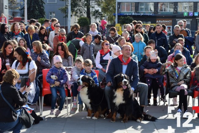 У Луцьку влаштували перший в Європі парад-фестиваль бернських зенненхундів. ФОТО