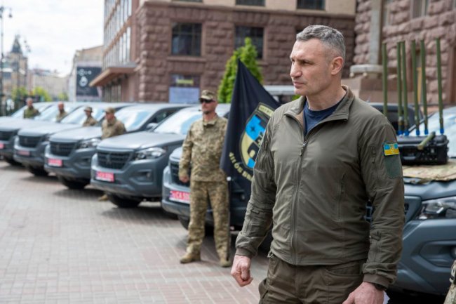 Авто, системи РЕБ, антени, - Кличко передав від киян допомогу для захисників на Сході 