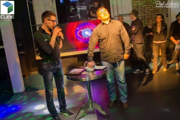 Член журі, головний редактор інтернет-видання ВолиньPost Юрій Ричук вигягує картку, власник якою отримає подорож до Європи