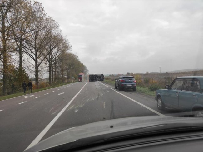 На дорозі Горохів – Луцьк перекинулася вантажівка. ФОТО