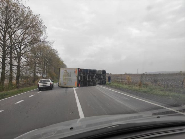 На дорозі Горохів – Луцьк перекинулася вантажівка. ФОТО