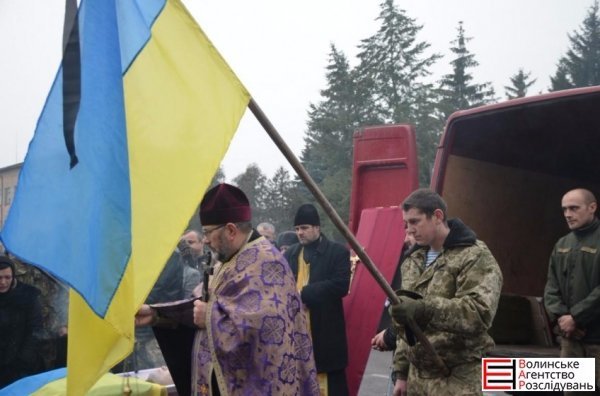 Волиняни навколішки зустріли загиблого у зоні АТО земляка. ФОТО