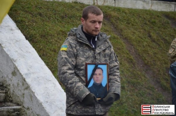 Волиняни навколішки зустріли загиблого у зоні АТО земляка. ФОТО