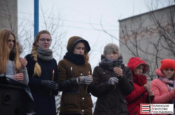 Волиняни навколішки зустріли загиблого у зоні АТО земляка. ФОТО