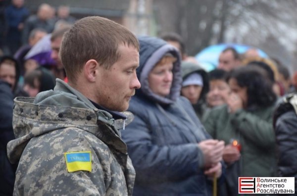 Волиняни навколішки зустріли загиблого у зоні АТО земляка. ФОТО