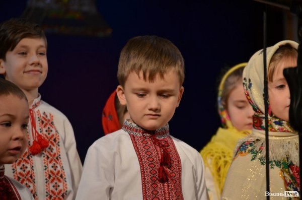 Віншування, янголи і різдвяне тепло: у Луцьку колядував фестиваль вертепів