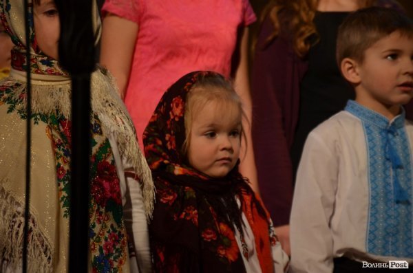 Віншування, янголи і різдвяне тепло: у Луцьку колядував фестиваль вертепів