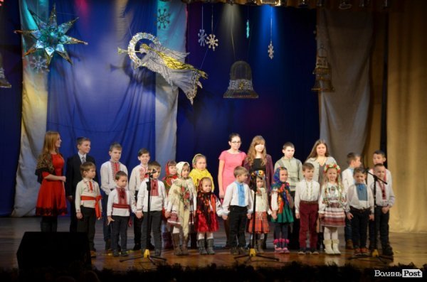 Віншування, янголи і різдвяне тепло: у Луцьку колядував фестиваль вертепів