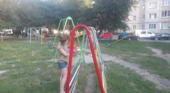 У Луцьку «круті матусі й татусі» самі облагородили дитмайданчик у дворі. ФОТО