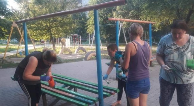 У Луцьку «круті матусі й татусі» самі облагородили дитмайданчик у дворі. ФОТО