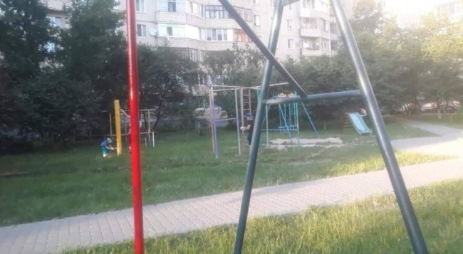 У Луцьку «круті матусі й татусі» самі облагородили дитмайданчик у дворі. ФОТО
