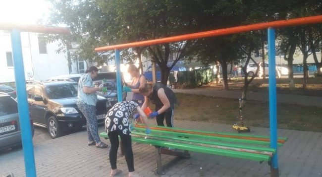 У Луцьку «круті матусі й татусі» самі облагородили дитмайданчик у дворі. ФОТО