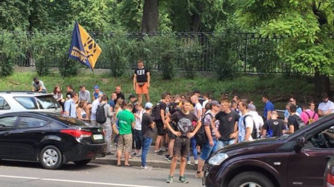 Під Радою – яйця і дим: вимагають зняття недоторканості