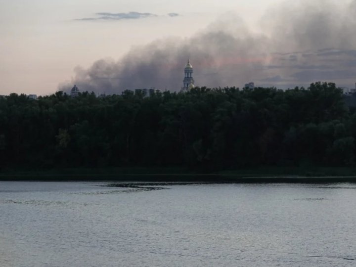 Дві ракети, які летіли в напрямку урядової будівлі в Києві, військові спрямували в Дніпро, - WSJ