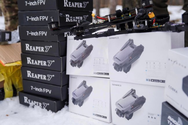 Для волинських поліцейських на фронті передали допомогу