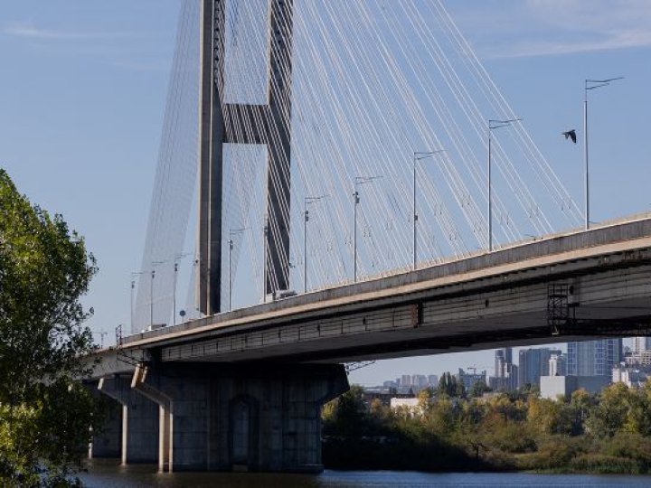 Удар по Північному мосту в Києві: постраждали двоє людей