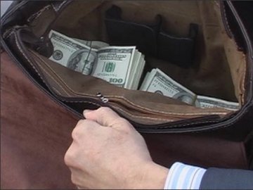 Луцький таксист повернув поляку портфель з грошима і картками