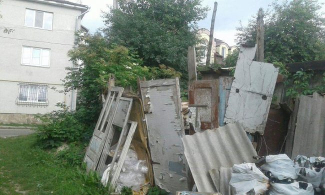 У Луцьку демонтували незаконні конструкції. ФОТО