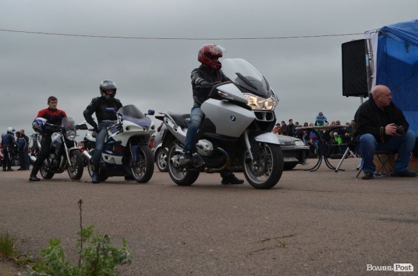 Поблизу Луцька відбулись показові заїзди мотоциклістів. ФОТО