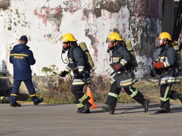 Луцькі рятувальники «гасили пожежу» у котельні. ФОТО