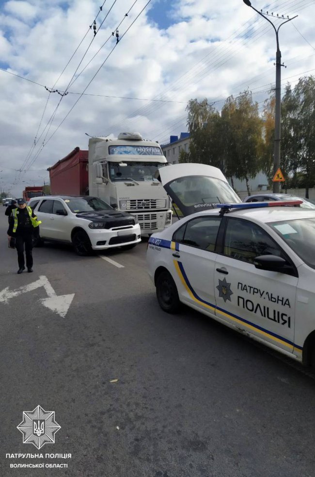 У Луцьку не розминулися позашляховик та вантажівка