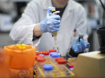 Лабораторія в Китаї випадково заразила тисячі людей бактеріальною інфекцією
