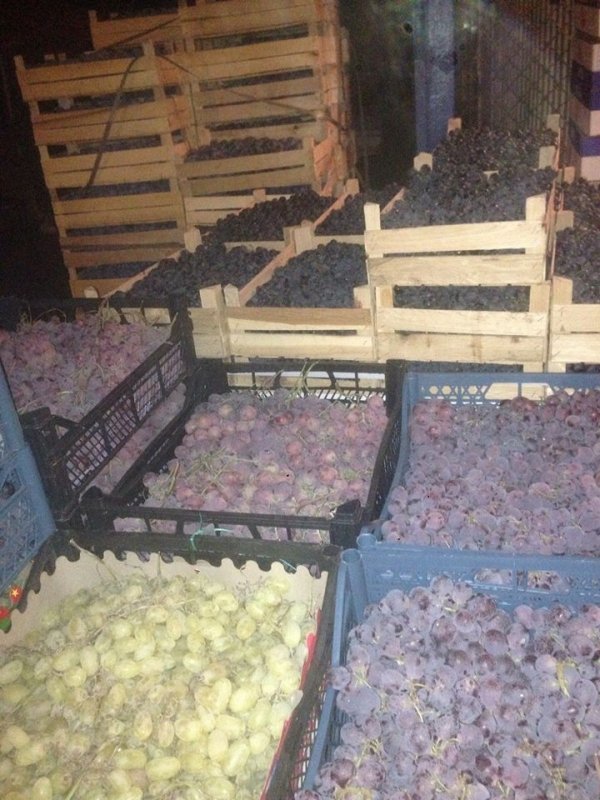 На парковці біля «Варшавки» - війна зі стихійною торгівлею. ФОТО