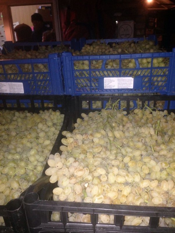 На парковці біля «Варшавки» - війна зі стихійною торгівлею. ФОТО