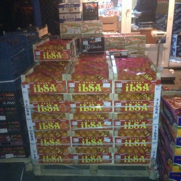 На парковці біля «Варшавки» - війна зі стихійною торгівлею. ФОТО