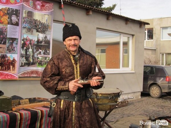 У Луцьку фірма замість новорічного корпоративу збирає гроші на АТО. ФОТО 