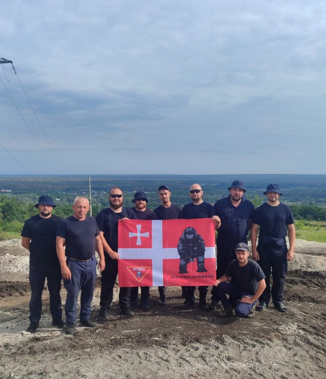 За їхніми плечима  - земля, яку  очищають від боєприпасів: унікальні фото від волинських саперів