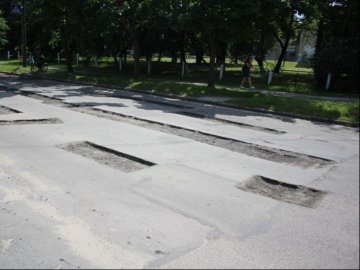 У місті на Волині водіїв не попередили про ремонт дороги. ФОТО