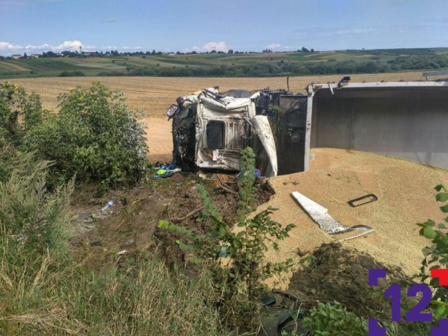 Під Луцьком вантажівка із зерном злетіла у кювет: водій загинув. ФОТО