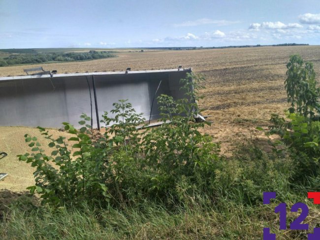 Під Луцьком вантажівка із зерном злетіла у кювет: водій загинув. ФОТО