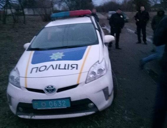 Поліцейські-хабарники втікали від погоні, засіваючи трасу грошима