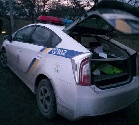 Поліцейські-хабарники втікали від погоні, засіваючи трасу грошима