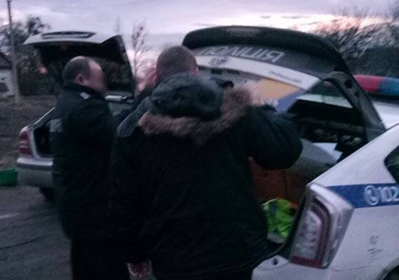 Поліцейські-хабарники втікали від погоні, засіваючи трасу грошима