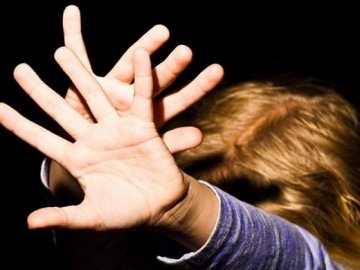 Волинянину  за побиття доньки присудили громадські роботи