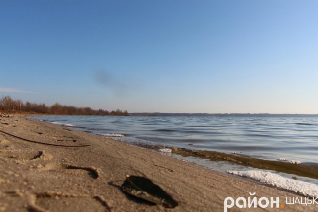 Сонячна осінь на волинському озері. ФОТО