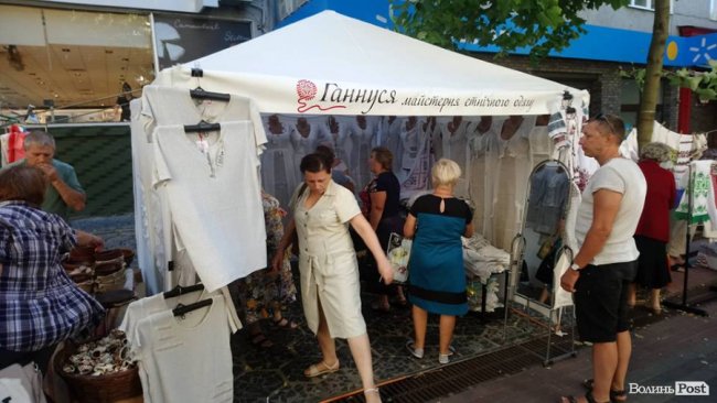 У центрі Луцька встановлюють етнографічні майданчики. ФОТО