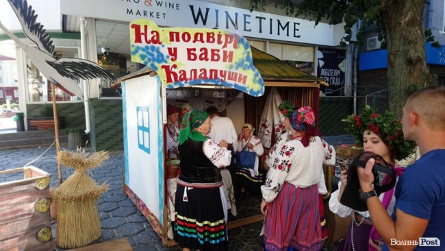 У центрі Луцька встановлюють етнографічні майданчики. ФОТО