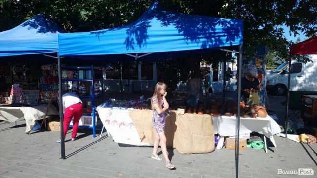 У центрі Луцька встановлюють етнографічні майданчики. ФОТО