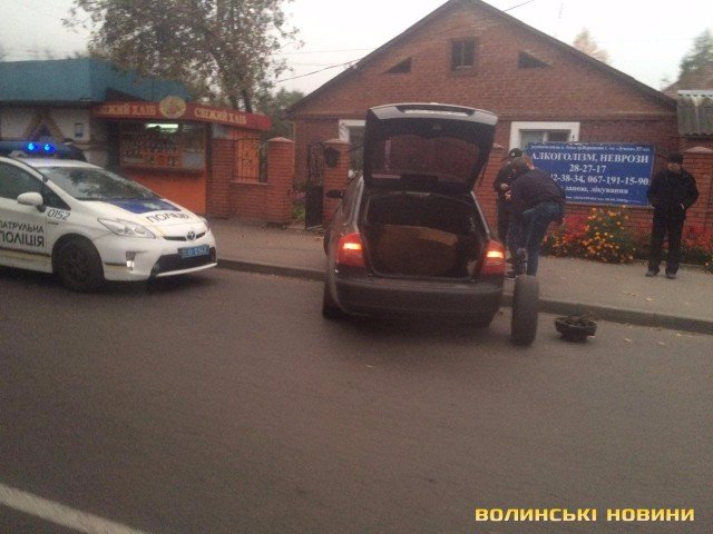 У Луцьку авто «вилетіло» на тротуар біля зупинки. ОНОВЛЕНО