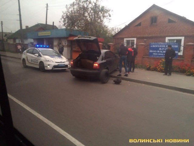 У Луцьку авто «вилетіло» на тротуар біля зупинки. ОНОВЛЕНО