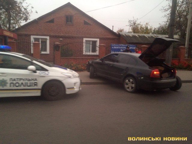 У Луцьку авто «вилетіло» на тротуар біля зупинки. ОНОВЛЕНО