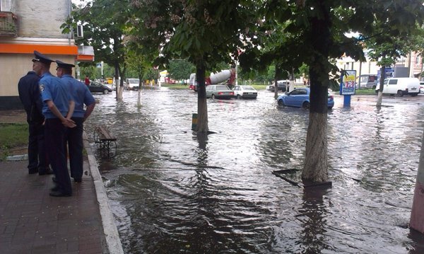 Злива перетворила Житомир на озеро. ФОТО. ВІДЕО