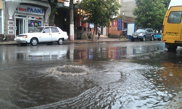 Злива перетворила Житомир на озеро. ФОТО. ВІДЕО